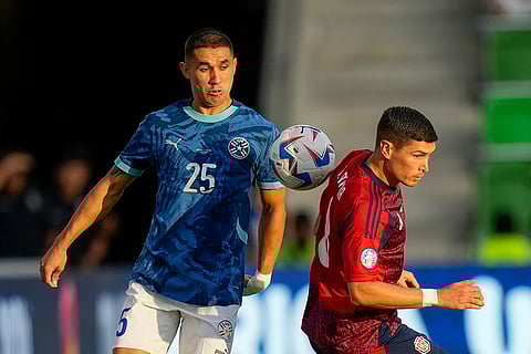 Gustavo Velázquez and Joseph Mora go for the ball